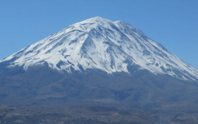 Tra montagne innevate, lagune e foreste